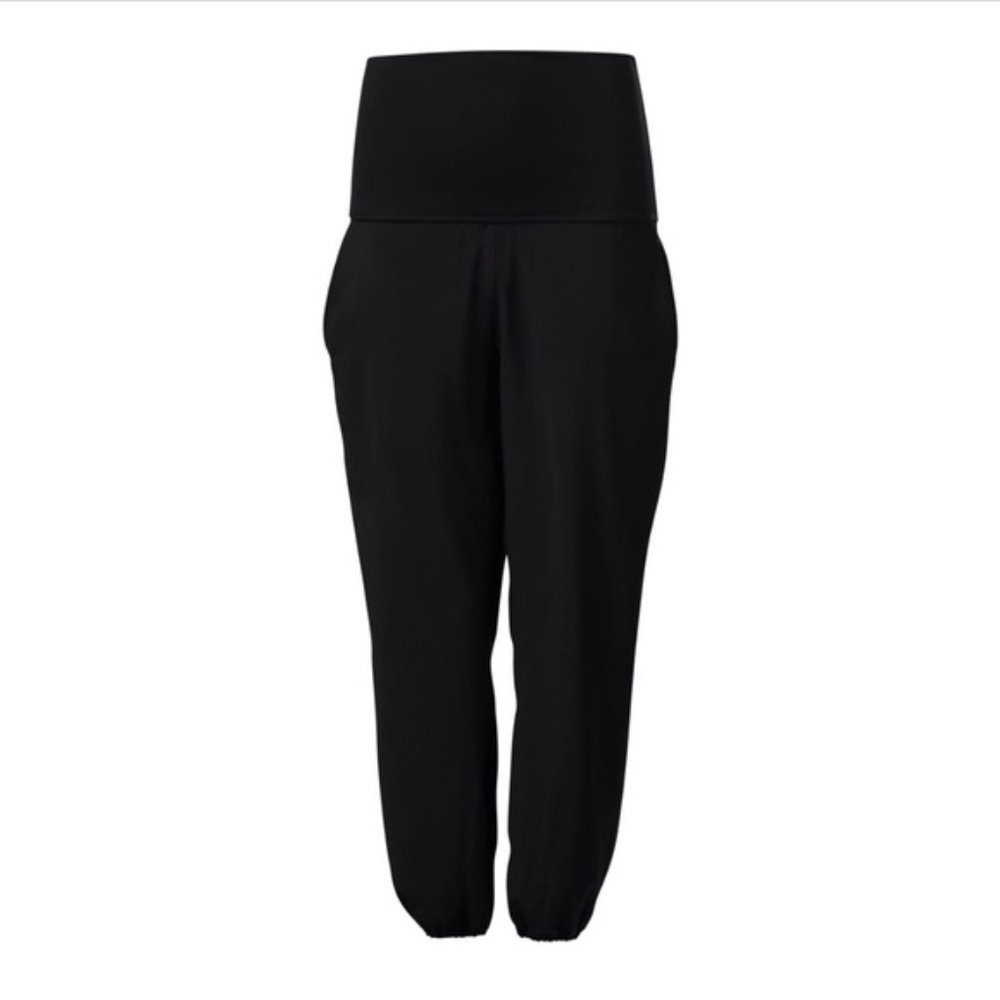 Lululemon Maternity CroppedJoggers Cropped In Black. Size 6